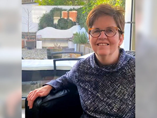 Kathleen O’Leary está sentada en una silla frente a una ventana.