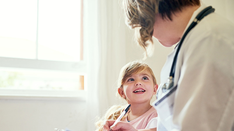 niño con un doctor