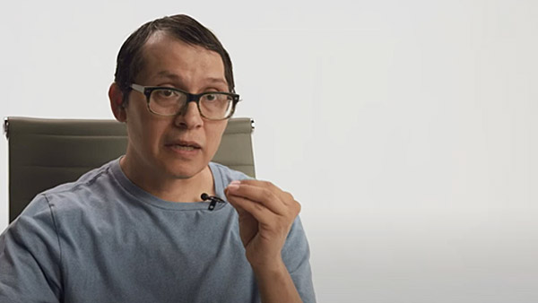 Captura de pantalla de un video de Marcos de la Cruz, sobreviviente de ataque o derrame cerebral, sentado en una silla frente a un fondo blanco