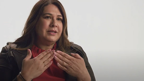 Captura de pantalla de un video de Yesenia Berbiar, superviviente de ataque o derrame cerebral, frente a un fondo neutro