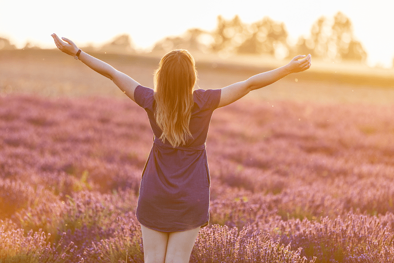 mujer feliz relajándose en un campo mujer feliz relajándose en un campo